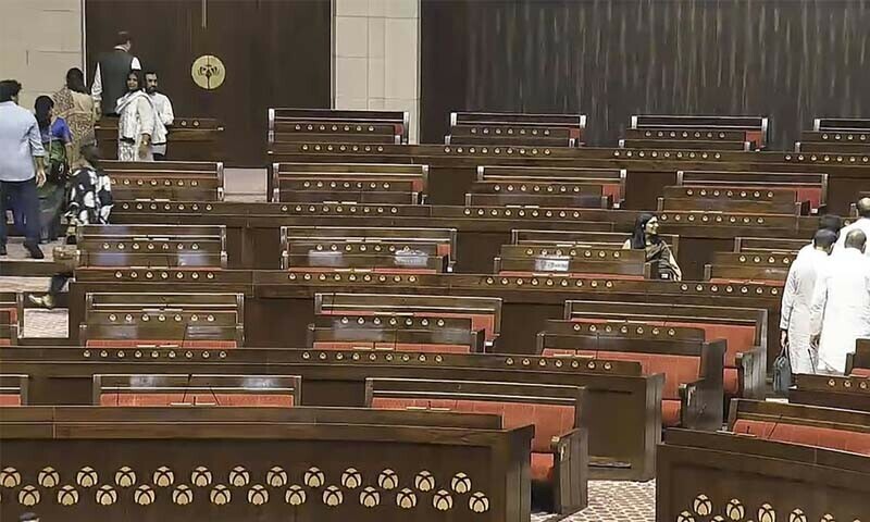 اپوزیشن لیڈر ملیکارجن کھڑگے نے مودی کے ایوان میں نہ آنے کو پارلیمنٹ کی بے حرمتی قرار دیا — فوٹو: پریس ٹرسٹ آف انڈیا