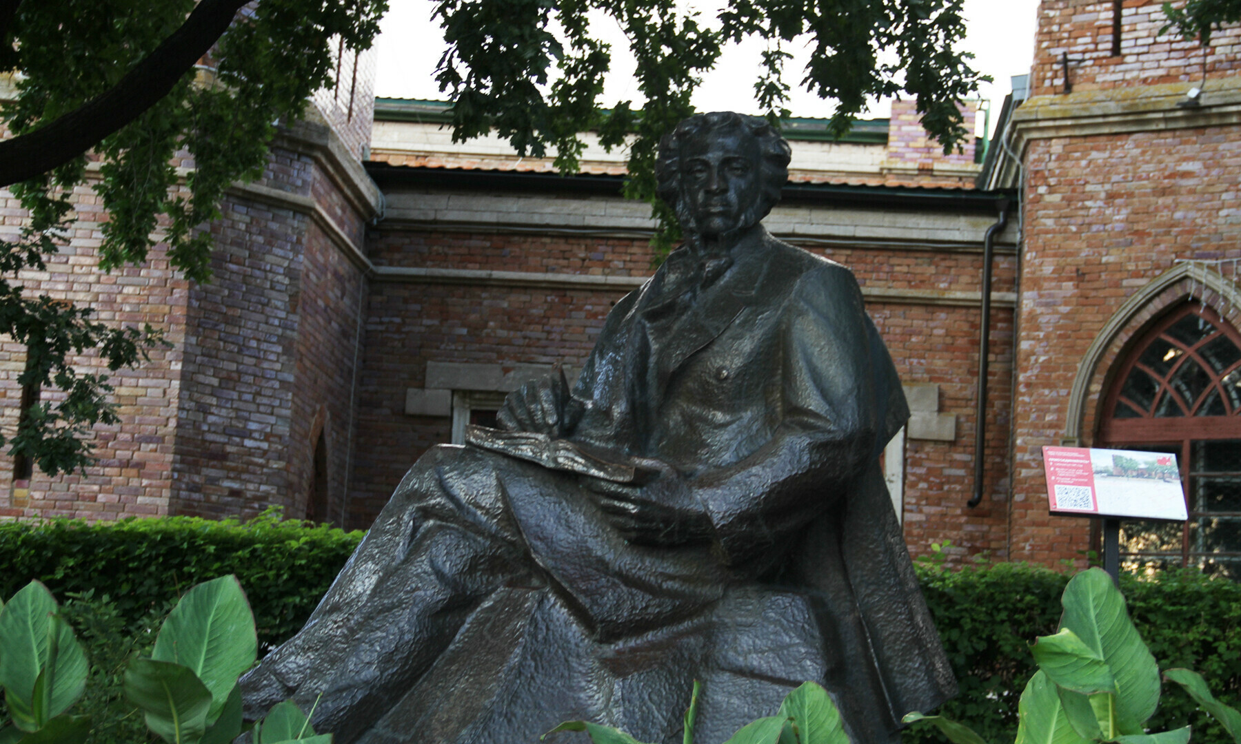 اورینبرگ تاریخی میوزیم کےمقابل میں مشہور الیگزینڈر پشکن کا مجسمہ