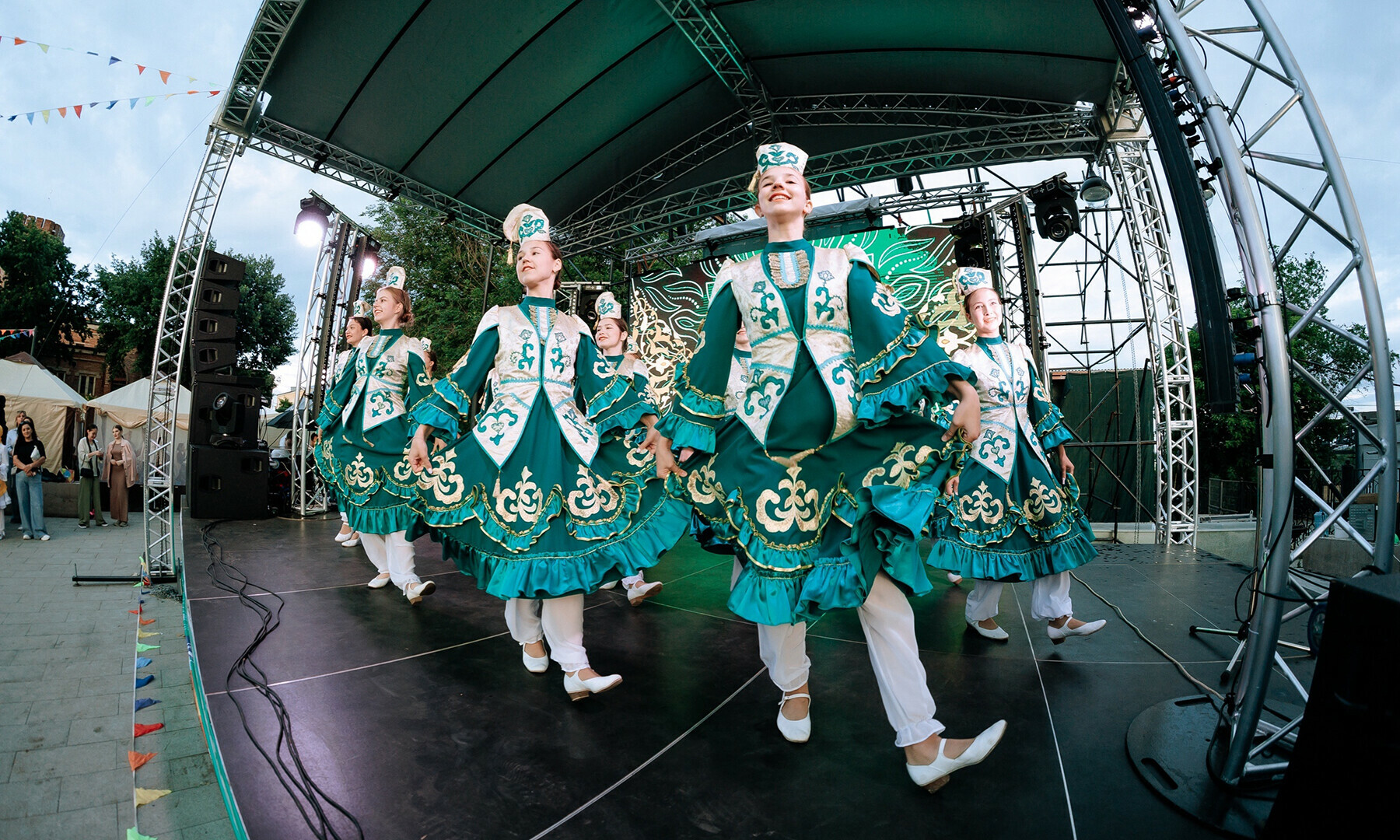 روسی فنکار مقامی دھنوں پر رقص کرتے ہوئے