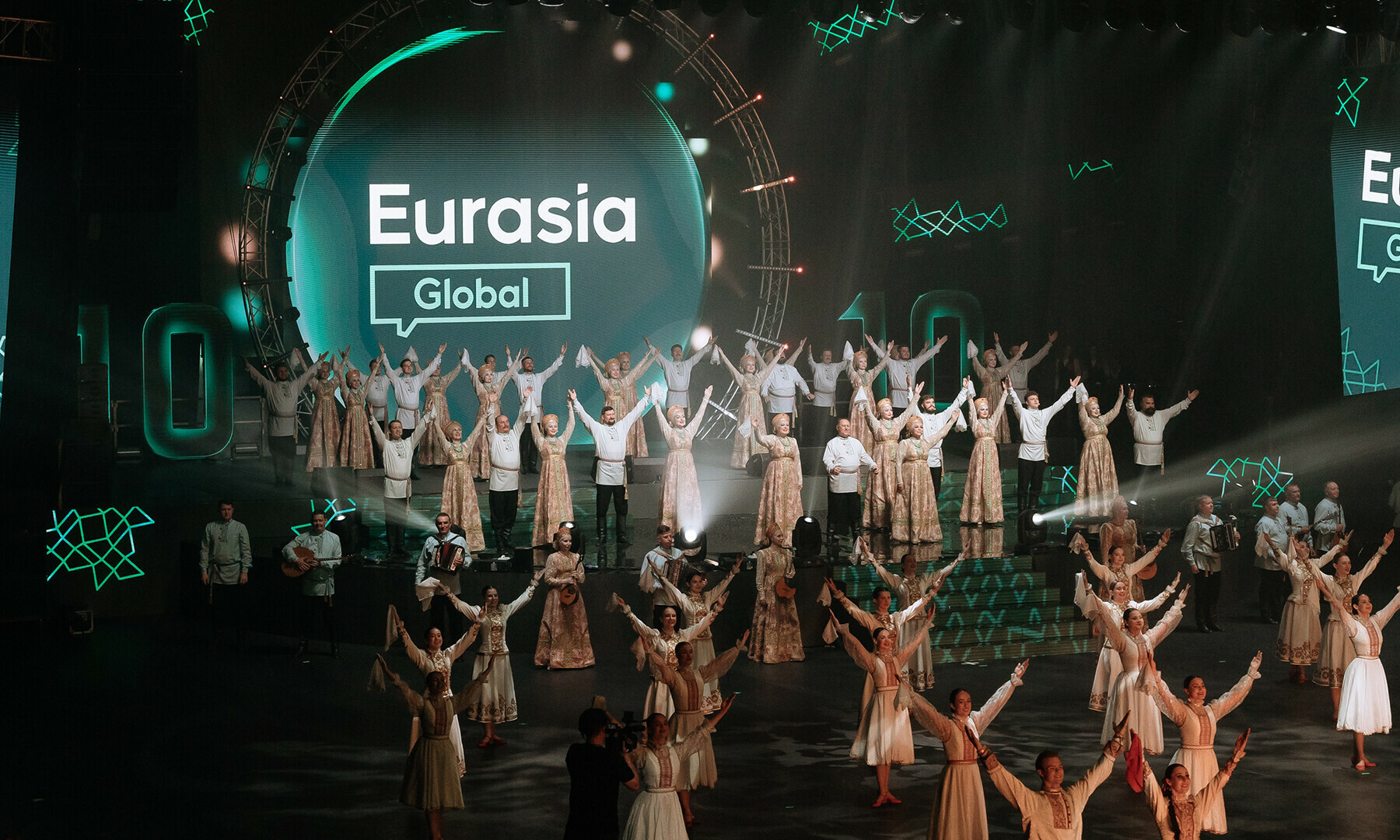 رقص کرتے روسی باشندوں نے یوریشیا گلوبل 2025ء کی عظیم الشان افتتاحی تقریب میں شرکاء کی بھرپور توجہ حاصل کی