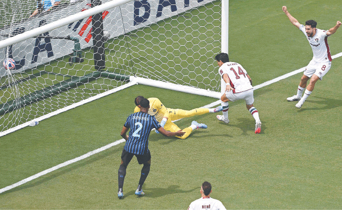CHARLOTTE (North Carolina): Fluminense&rsquo;s German Cano (second R) scores past Inter Milan goalkeeper Yann Sommer during their round-of-16 match at the Bank of America Stadium.&mdash;AFP