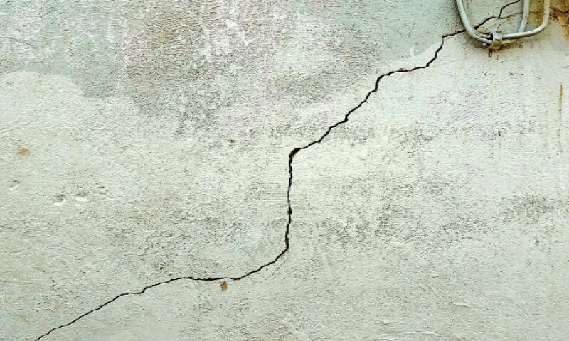 A diagonal crack, formed in the wall of a house in Quaidabad after recent tremors in the area, is considered a serious sign of structural damage.— Shakil Adil / White Star