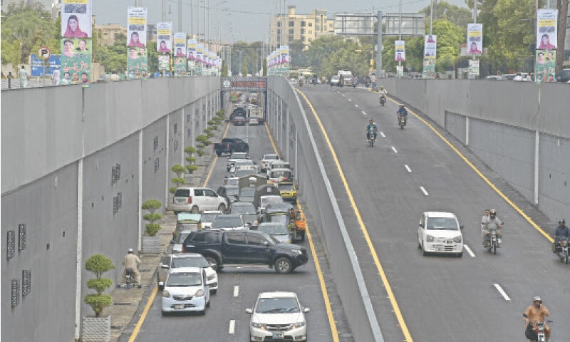 Traffic in a disarray at GPO underpass soon after its inauguration by Punjab Chief Minister Maryam Nawaz in Rawalpindi on Tuesday. — Photo by Mohammad Asim