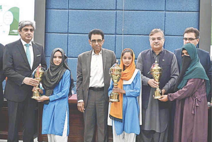  Federal Minister for Education Dr Khalid Maqbool Siddiqui, Secretary Nadeem Mahbub, and AIOU VC Dr Nasir Mahmood distribute prizes among position holders during the launch of the Annual Pakistan Non-Formal Education Statistical Report 2023-24 at AIOU in Islamabad on Thursday. — APP 