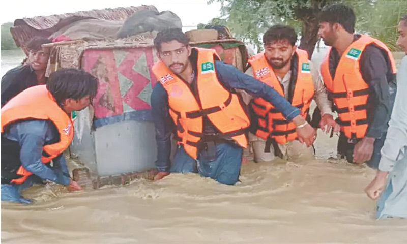 Relief workers taking part in rescue efforts during the 2022 floods in Pakistan | Welt Hunger Hilfe