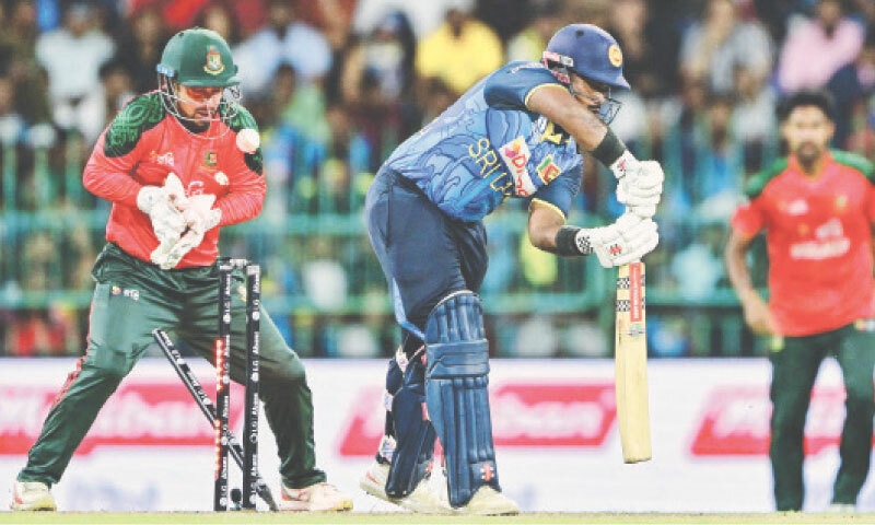 SRI LANKAN captain Charith Asalanka (R) is clean bowled by Bangladesh spinner Mahedi Hasan 
as wicket-keeper and captain Litton Das reacts during their third Twenty20 International at the 
R. Premadasa International Cricket Stadium on Wednesday.—AFP