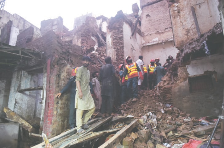  A rescue operation after the roof of a building collapsed in Akbari Mandi. — White Star 