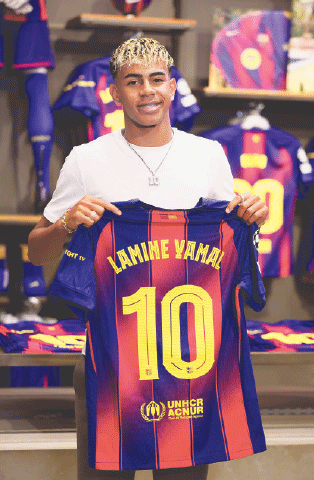  BARCELONA’S Lamine Yamal poses with his new jersey.
—Reuters 