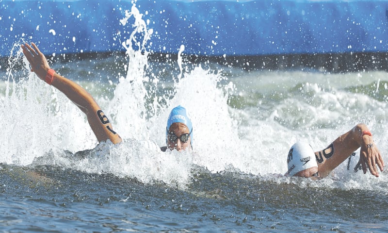 INDONESIA’S Mochammad Akbar Putra Taufik (C) and Florian Wellbrock of Germany in action during the men’s 5km open water swimming event of the World Aquatics Championships near Sentosa Island on Friday.—Reuters