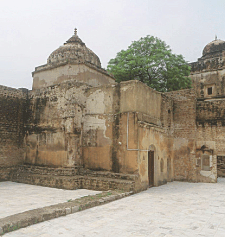 Two temples of Satgraha display the epitome of Kashmiri architecture.