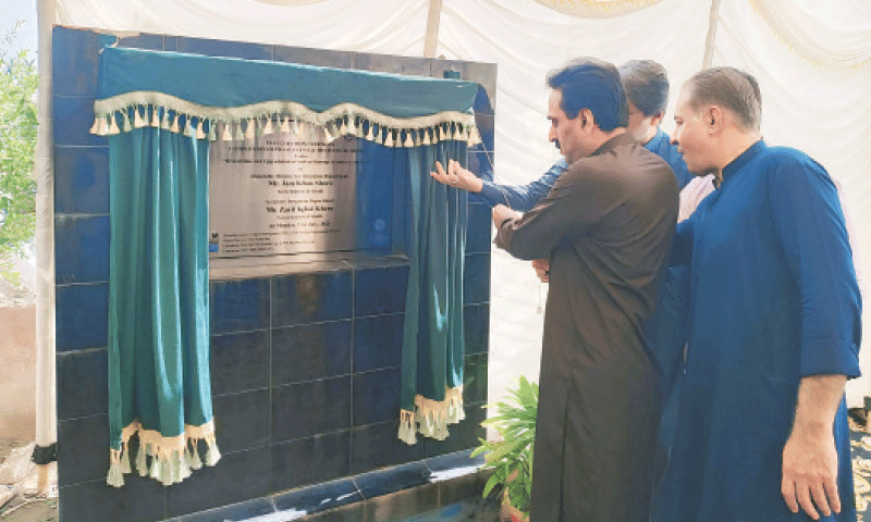 SINDH Irrigation Minister Jam Khan Shoro unveils the plaque to inaugurate 16 Sukkur Barrage gates.&mdash;Dawn