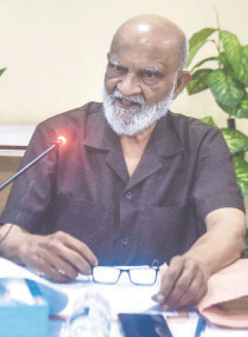 Mahmood Shaam delivers a talk at the URC on Tuesday. —Fahim Siddiqi / White Star