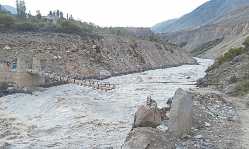 Thousands stranded as more landslides block KKH - Pakistan - DAWN.COM