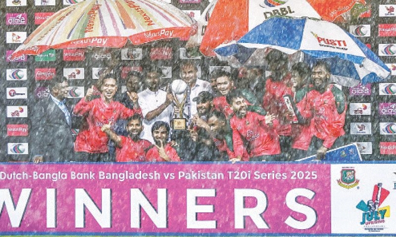 BANGLADESH players pose with the T20 series trophy after the third match against Pakistan at the Sher-e-Bangla National Stadium on Thursday.—AFP