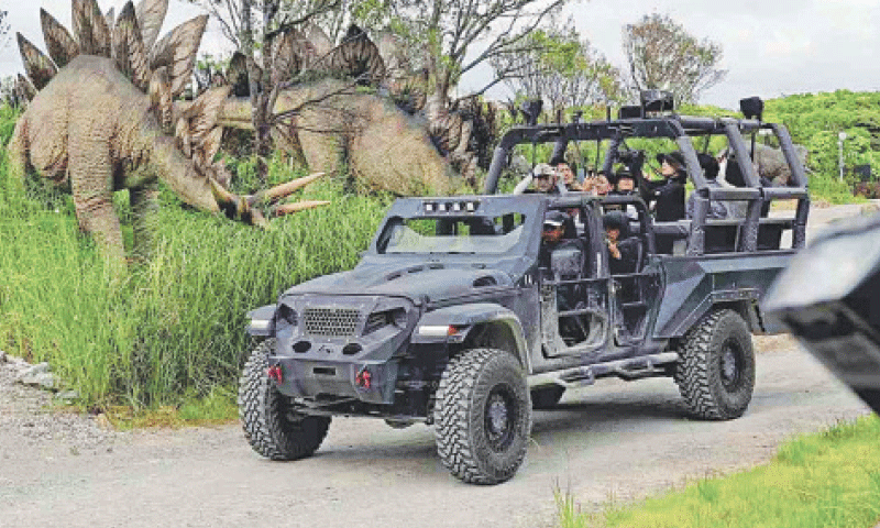 Visitors travel in a vehicle to explore a &lsquo;dinosaur-inhabited jungle&rsquo; in Okinawa.
&mdash;Courtesy The Japan News