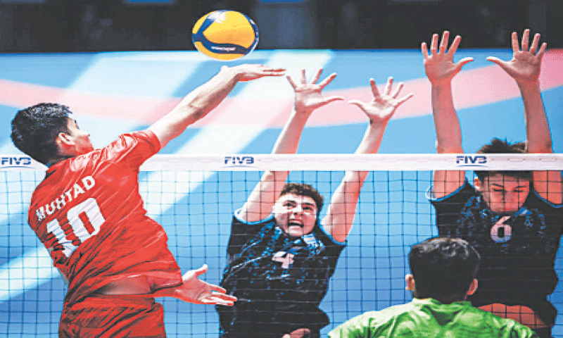 PAKISTAN’S outside hitter Muhtad smashes as Argentina’s D’aversa (second L) and Pavon attempt to block during their World Under-19 Volleyball Championship match at the Yunnusobod Hall on Tuesday.—courtesy PVF