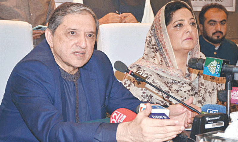 SENATOR Saleem Mandviwalla addresses a press conference at the Quetta Chamber of Commerce and Industry.—APP