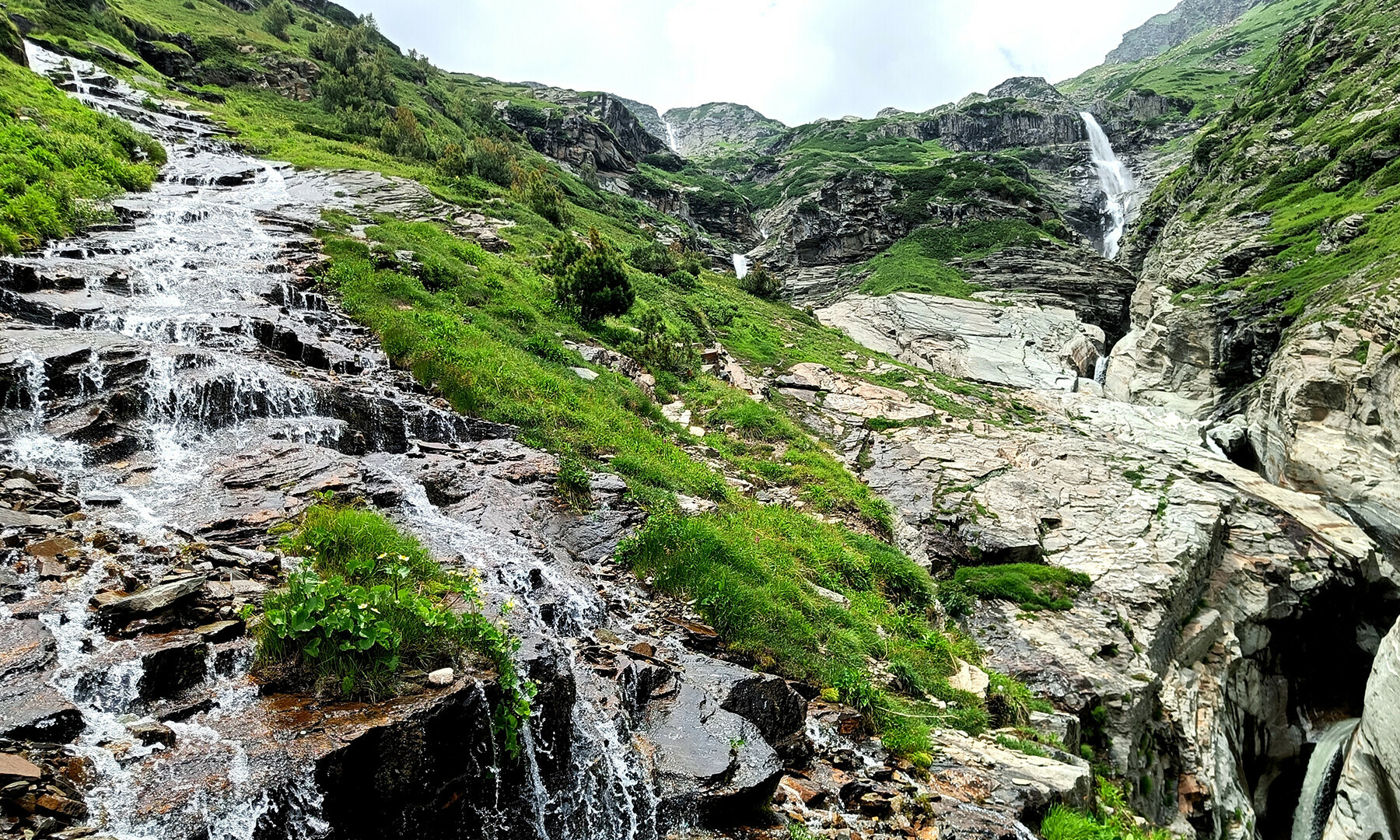 راہ چلتے نظر آنے والی دو چھوٹی آبشاریں