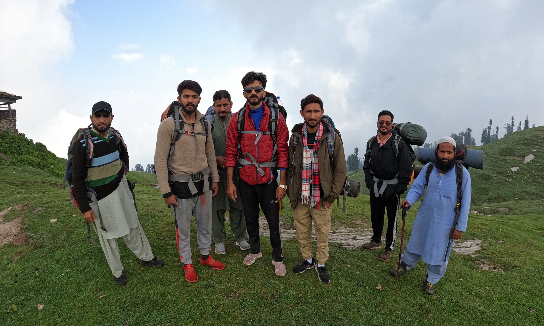 ماہِ جولائی میں سرما کے کپڑے زیب تن کیے ہماری ٹیم