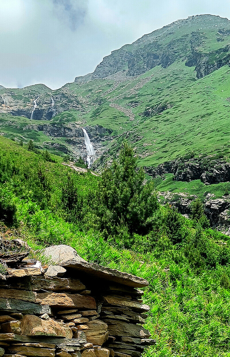   راستے میں دور سے نظر آتی آبشاریں  