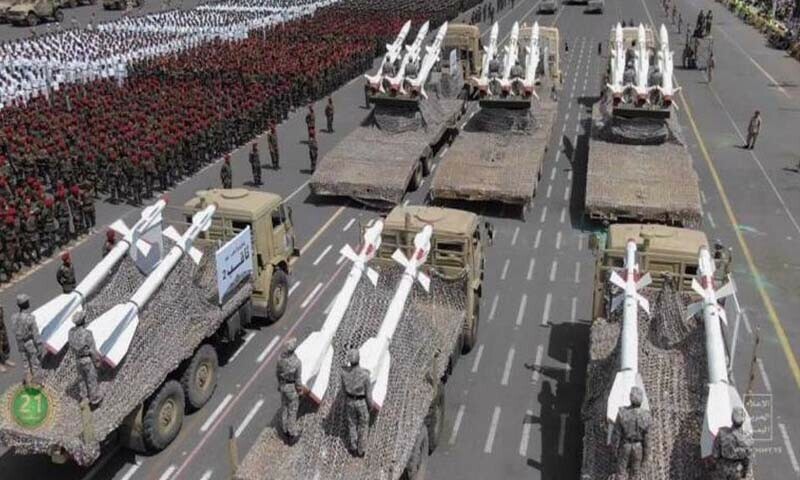 یمن کے دارالحکومت صنعا میں فوجی پریڈ کی تقریب میں ٹرکوں پر میزائل موجود ہیں — فائل فوٹو: یمنی افواج یمن کے دارالحکومت صنعا میں فوجی پریڈ کی تقریب میں ٹرکوں پر میزائل موجود ہیں — فائل فوٹو: یمنی افواج