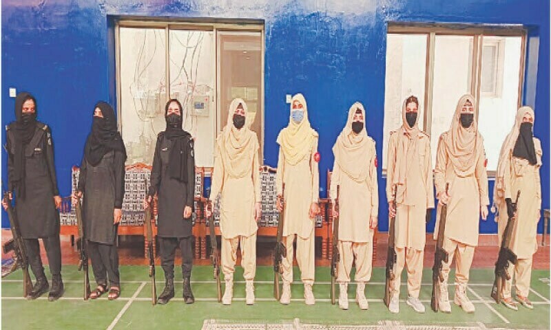 نئی بھرتی شدہ خواتین اس وقت پولیس ٹریننگ کالج، ملتان میں 6 ماہ کی جدید تربیت حاصل کر رہی ہیں — فوٹو: ڈان نئی بھرتی شدہ خواتین اس وقت پولیس ٹریننگ کالج، ملتان میں 6 ماہ کی جدید تربیت حاصل کر رہی ہیں — فوٹو: ڈان