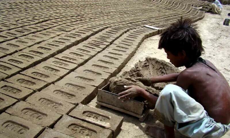 کراچی میں چائلڈ لیبر کی شرح سب سے کم 2.38 فیصد ہے &mdash; فائل فوٹو: ای پی اے