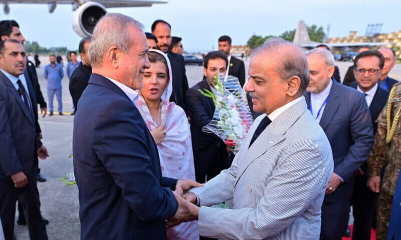 ایران کے صدر کی اسلام آباد پر وزیراعظم شہباز شریف نے ایئرپورٹ پراُن کا استقبال کیا — فوٹو: پی آئی ڈی ایران کے صدر کی اسلام آباد پر وزیراعظم شہباز شریف نے ایئرپورٹ پراُن کا استقبال کیا — فوٹو: پی آئی ڈی