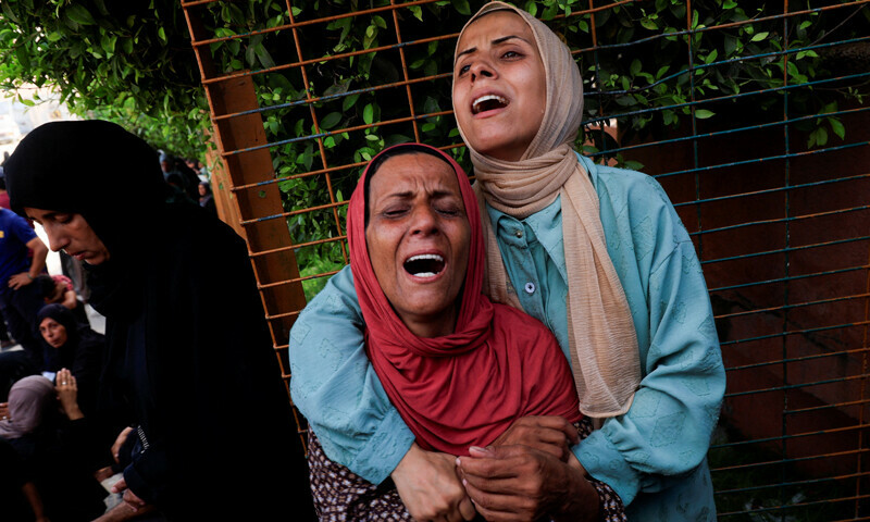 اسرائیلی فوج کی فائرنگ سے امدادی کے 16 متلاشیوں سمیت مزید 22 فلسطینی شہید ہوگئے &mdash; فوٹو: رائٹرز