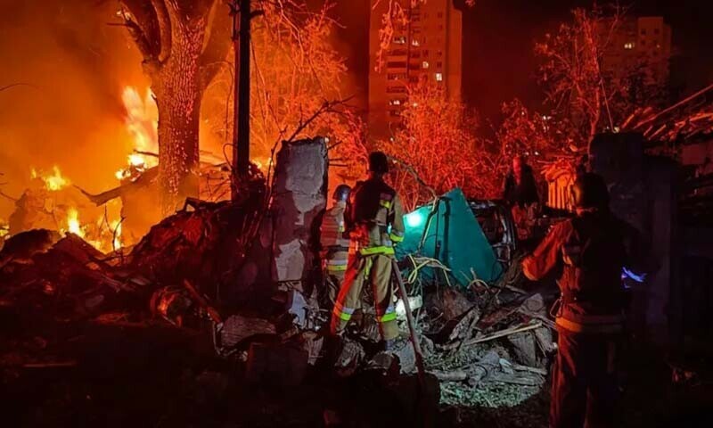 جمعرات کو روس کی جانب سے کیف پر کیے گئے حملے میں کم از کم 31 افراد ہلاک ہوئے تھے۔
&mdash;فوٹو: اسٹیٹ ایمرجنسی سروس/یوکرین