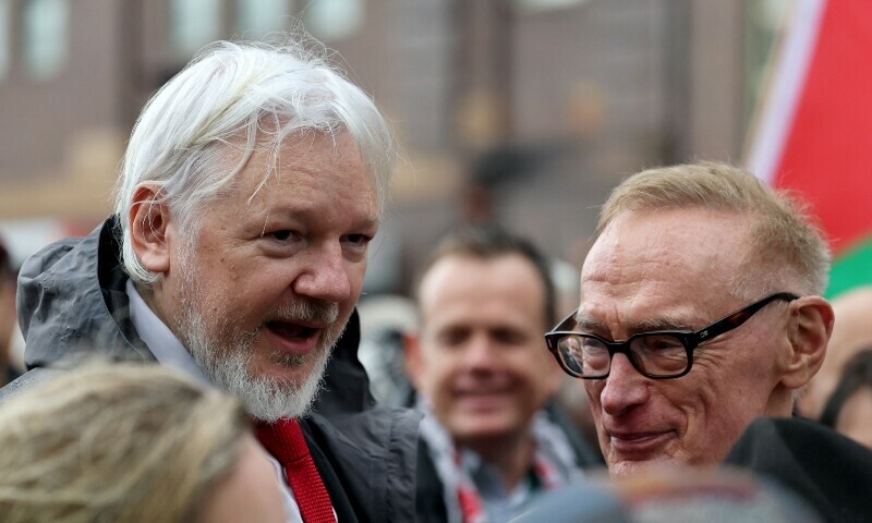 WkikLeaks founder Julian Assange (L) and former Australian minister for foreign affairs Bob Carr (R) chat during a pro-Palestinian rally against Israel&rsquo;s actions and the ongoing food shortages in the Gaza Strip, in Sydney on August 3. &mdash; AFP