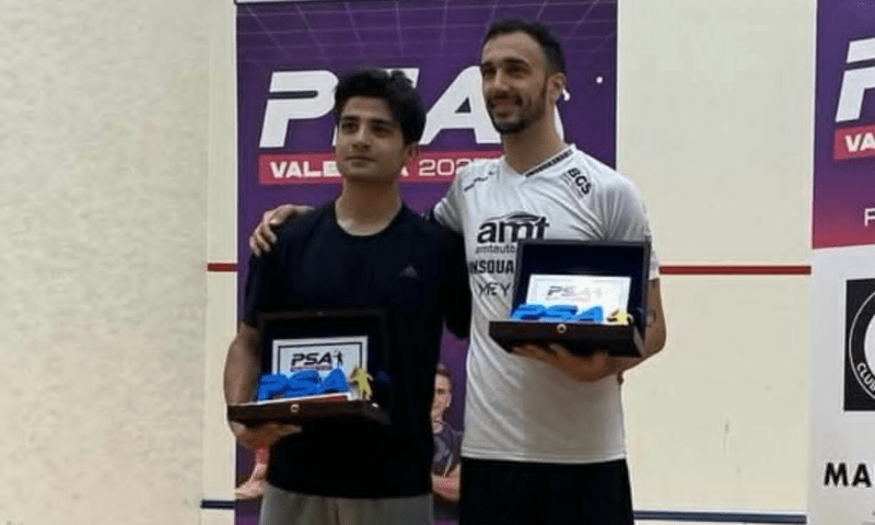 Pakistan&rsquo;s Hamza Khan poses with Spain&rsquo;s Iker Pajares after being defeated 3-0 in the Valencia Open final. &mdash; Photo via X/@paksquash