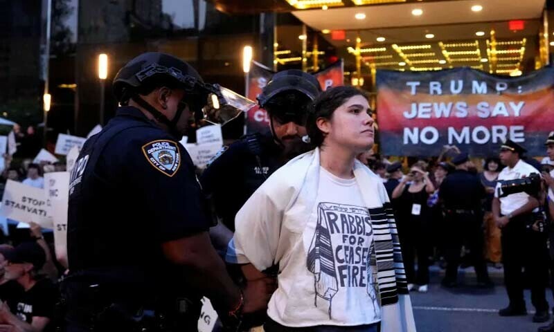 نیویارک میں غزہ پر اسرائیلی جارحیت روکنے کیلئے مظاہرے میں شریک خاتون کو گرفتار کیا جارہا ہے &mdash; فوٹو: رائٹرز