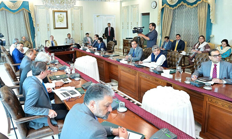 اجلاس میں وفاقی وزرا، ایف بی آر حکام اور دیگر افسران شریک ہوئے— فوٹو: پی آئی ڈی اجلاس میں وفاقی وزرا، ایف بی آر حکام اور دیگر افسران شریک ہوئے— فوٹو: پی آئی ڈی
