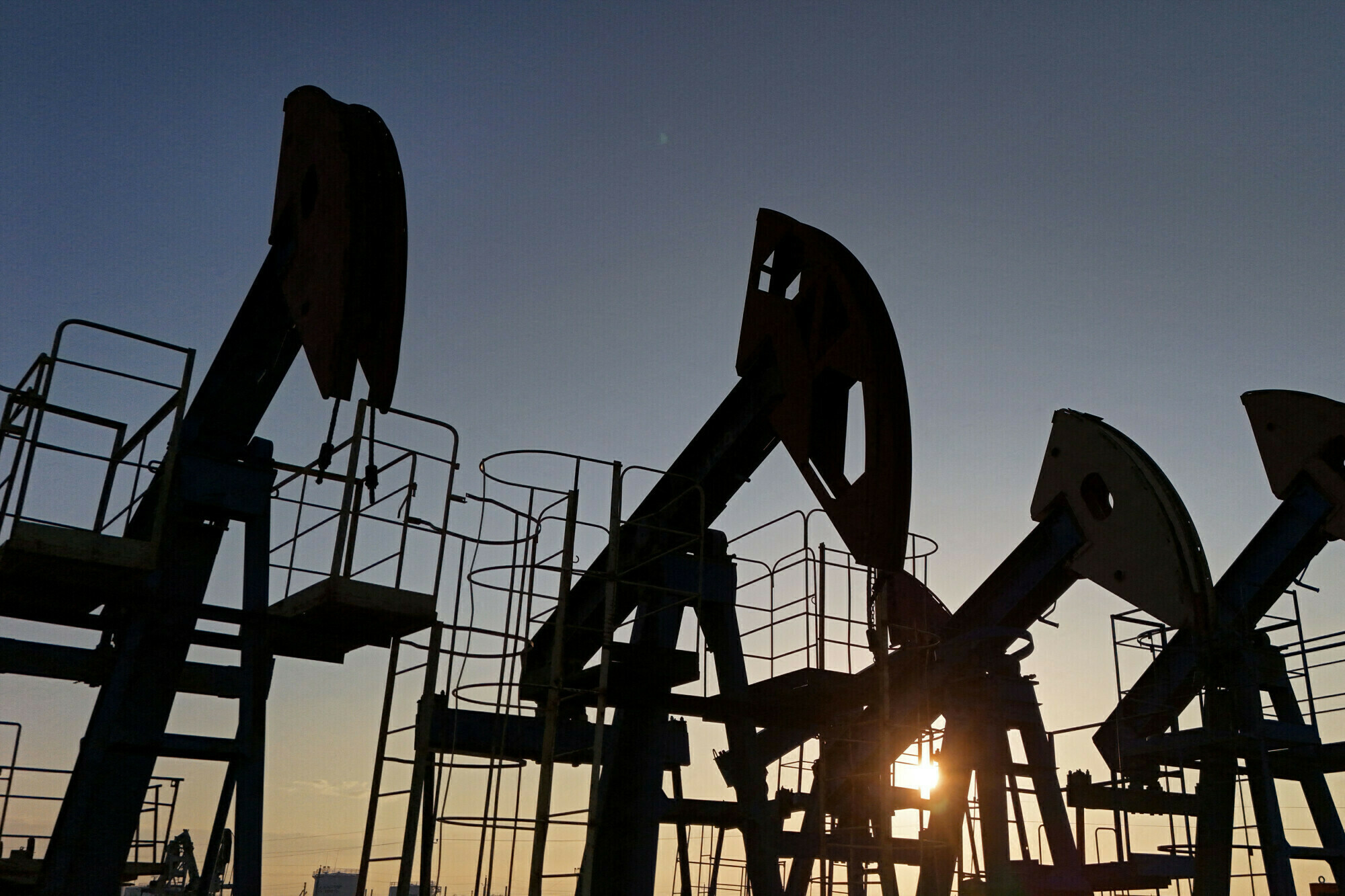 اوپیک پلس ممالک نے ستمبر کیلئے یومیہ 5 لاکھ 47 ہزار بیرل تیل کی پیداوار بڑھانے پر اتفاق کیا ہے — فائل فوٹو: رائٹرز اوپیک پلس ممالک نے ستمبر کیلئے یومیہ 5 لاکھ 47 ہزار بیرل تیل کی پیداوار بڑھانے پر اتفاق کیا ہے — فائل فوٹو: رائٹرز