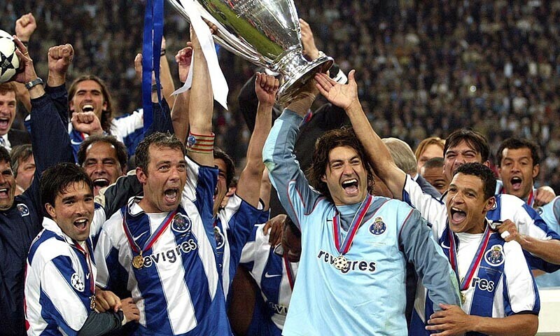 Porto&rsquo;s Vitor Baia lifts the trophy with Jorge Costa. &mdash; Reuters/File