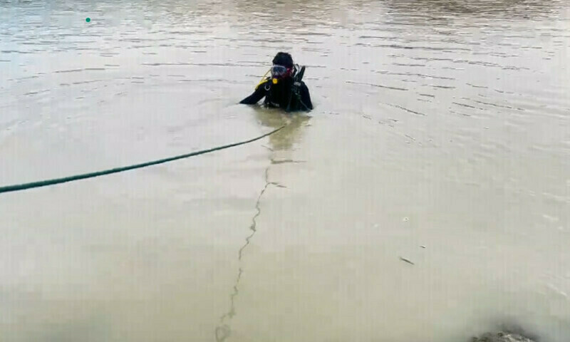 شوہر کی تلاش کے لیے سرچ آپریشن جاری ہے — فوٹو: ڈان نیوز شوہر کی تلاش کے لیے سرچ آپریشن جاری ہے — فوٹو: ڈان نیوز