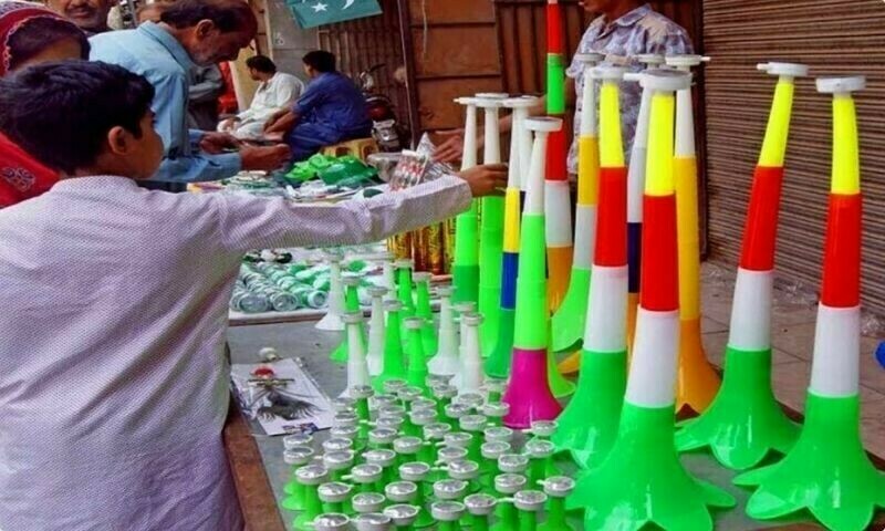 کم عمر لڑکوں اور منچلوں کی جانب سے ہارن کی طرز پر آواز نکالنے والے باجے بجانے کا رجحان فروغ پا رہا ہے — فائل فوٹو: شکیل قرار کم عمر لڑکوں اور منچلوں کی جانب سے ہارن کی طرز پر آواز نکالنے والے باجے بجانے کا رجحان فروغ پا رہا ہے — فائل فوٹو: شکیل قرار