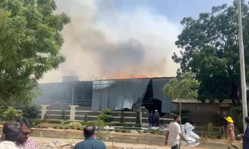 وزیراعلیٰ سندھ سید مراد علی شاہ نے لانڈھی پروسیسنگ زون کی فیکٹری میں آتشزدگی کا نوٹس لے لیا &mdash; فوٹو: ڈان نیوز