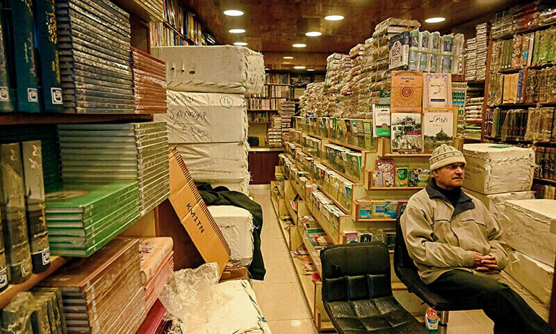 فروری میں جاری ایک ملتے جلتے حکم کے بعد حکام نے کتابوں کی دکانوں اور گھروں سے اسلامی لٹریچر بھی ضبط کیا تھا — فائل فوٹو: اے ایف پی فروری میں جاری ایک ملتے جلتے حکم کے بعد حکام نے کتابوں کی دکانوں اور گھروں سے اسلامی لٹریچر بھی ضبط کیا تھا — فائل فوٹو: اے ایف پی