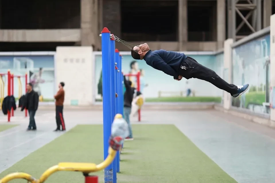  A so-called insomnia cure originating in China, which involves people hanging by their necks with ropes or belts and swinging their bodies in the air, has led to at least one fatality in the country. 