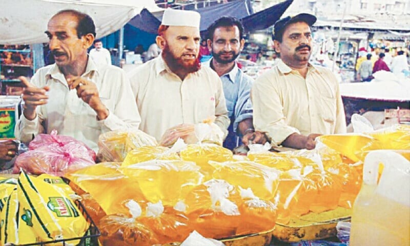 یہ مسئلہ کینیڈین ادارے نیوٹریشن انٹرنیشنل کے زیر اہتمام خوردنی تیل کی ریگولیشن پر مشاورتی اجلاس میں اجاگر ہوا۔
&mdash;فائل فوٹو: ڈان