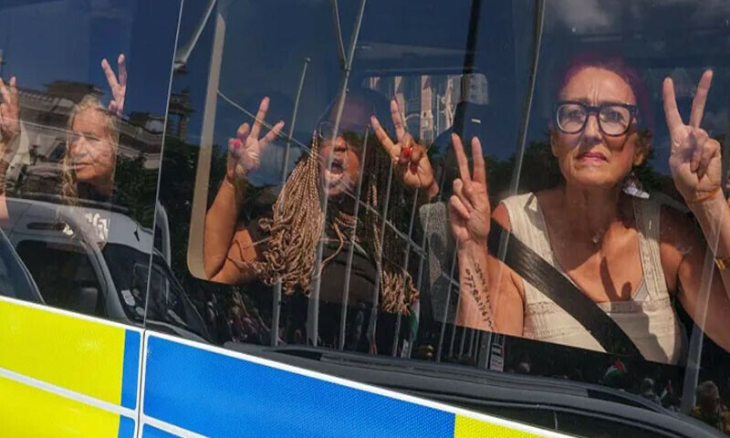 میٹروپولیٹن پولیس کے مطابق یہ 10 سال میں ایک دن میں سب سے زیادہ گرفتاریوں کا ریکارڈ ہے۔
&mdash;فوٹو: بشکریہ بی بی سی نیوز