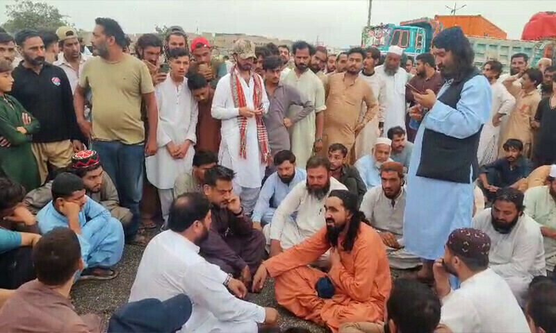 ڈمپرز جلانے کے بعد لیاقت محسود کی سربراہی میں ڈمپرز مالکان نے سہراب گوٹھ پر احتجاج کیا تھا — فائل فوٹو: ڈان نیوز ڈمپرز جلانے کے بعد لیاقت محسود کی سربراہی میں ڈمپرز مالکان نے سہراب گوٹھ پر احتجاج کیا تھا — فائل فوٹو: ڈان نیوز