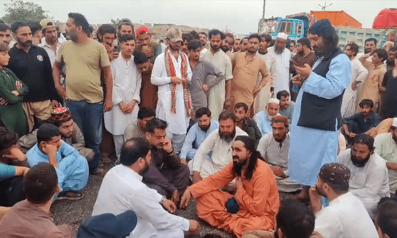 Protesters block the Superhighway for hours after two siblings were killed by a heavy vehicle. &mdash; DawnNews TV