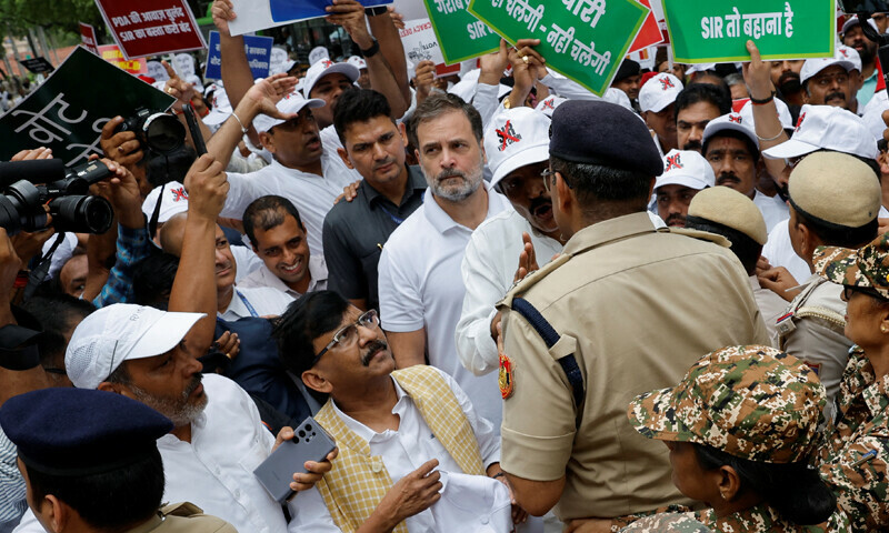 راہول گاندھی تقریباً 300 اپوزیشن اراکین کے ہمراہ پارلیمنٹ ہاؤس سے الیکشن کمیشن کی جانب مارچ کر رہے تھے &mdash; فوٹو: رائٹرز