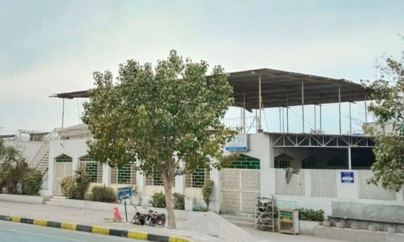 علما نے اتوار کو اسی مقام پر نماز ادا کی، لوگوں نے انتظامیہ کے لگائے گئے پودے اکھاڑ دیے &mdash; فائل فوٹو: فیس بک