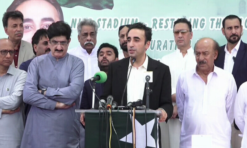 بلاول نے حیدرآباد میں انٹرنیشنل ایئرپورٹ کے قیام کیلئے وزیراعظم سے بات کرنے کا بھی یقین دلایا — فوٹو: ڈان نیوز بلاول نے حیدرآباد میں انٹرنیشنل ایئرپورٹ کے قیام کیلئے وزیراعظم سے بات کرنے کا بھی یقین دلایا — فوٹو: ڈان نیوز