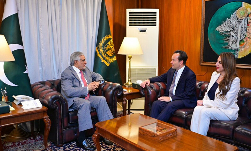 قائم مقام امریکی کوآرڈینیٹر برائے انسدادِ دہشت گردی گریگوری لوگرفو اور نٹالی بیکر (چارج ڈی افیئرز) وزیرخارجہ اسحٰق ڈار سے ملاقات کررہے ہیں،فوٹو: وزارت امور خارجہ، ایکس اکاؤنٹ