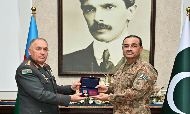 پیٹریاٹک وار میڈل صدر الہام علیوف کی جانب سے فوجی تعاون کے شعبے میں خدمات کے اعتراف میں دیا گیا — فوٹو: آئی ایس پی آر پیٹریاٹک وار میڈل صدر الہام علیوف کی جانب سے فوجی تعاون کے شعبے میں خدمات کے اعتراف میں دیا گیا — فوٹو: آئی ایس پی آر